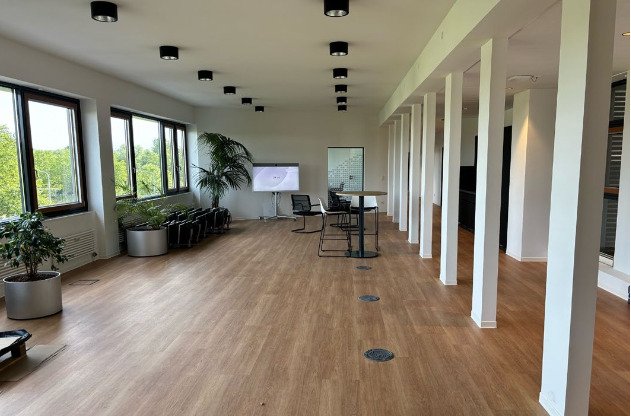 Moderne Büroflächen mit Skyline-Blick Moderne Büroflächen mit Skyline-Blick