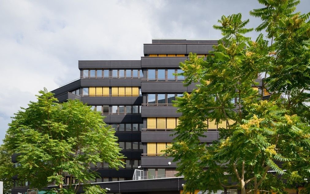Modernisiertes Bürohaus im grünen Umfeld Modernisiertes Bürohaus im grünen Umfeld