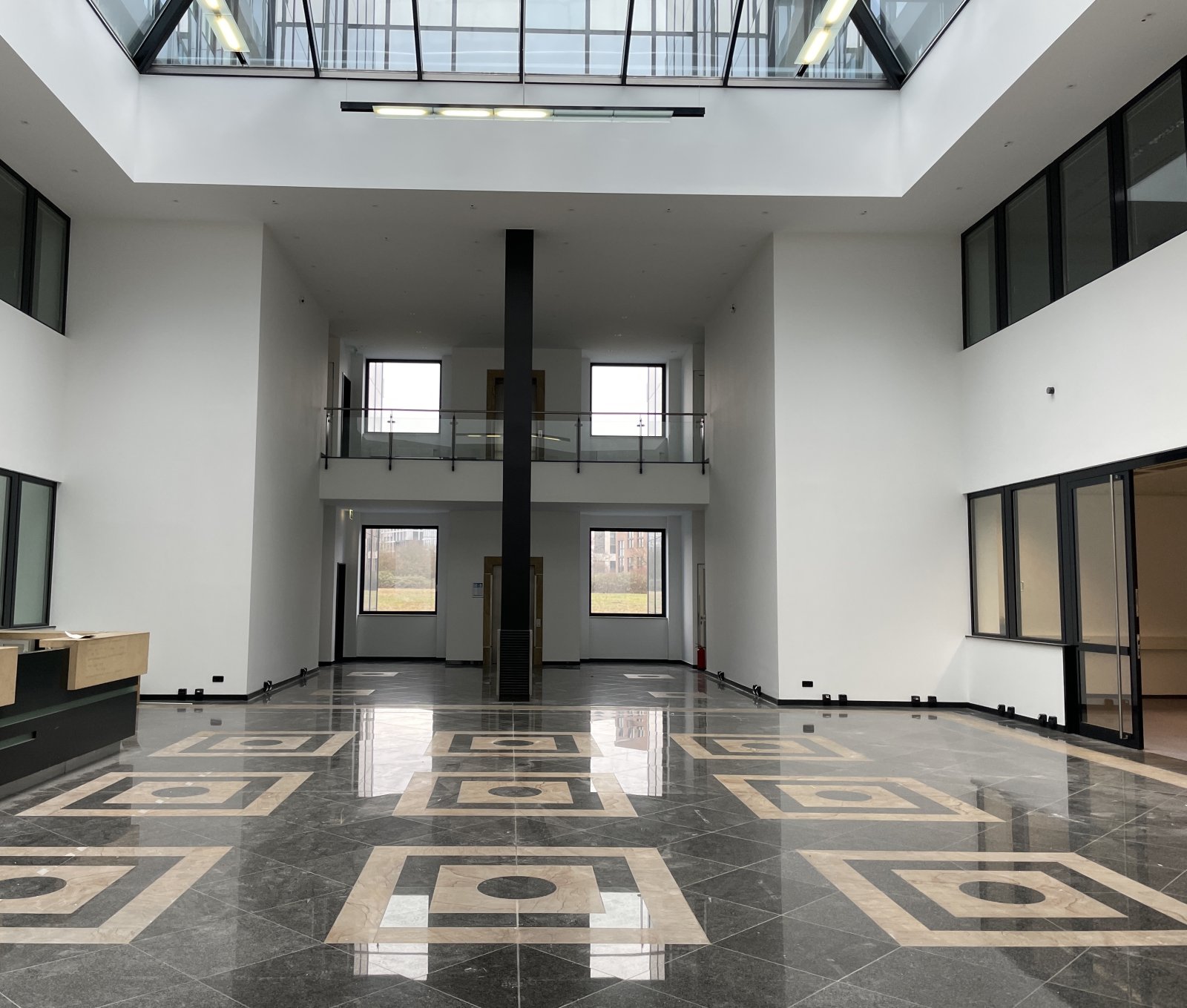 Hochwertiges Bürogebäude mit Atrium-Lobby und Skyline-Blick Hochwertiges Bürogebäude mit Atrium-Lobby und Skyline-Blick