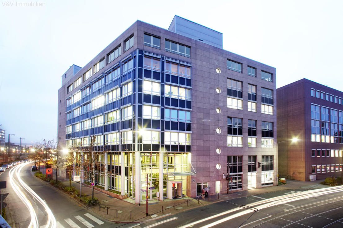 Modernes Bürogebäude mit Skylineblick Modernes Bürogebäude mit Skylineblick