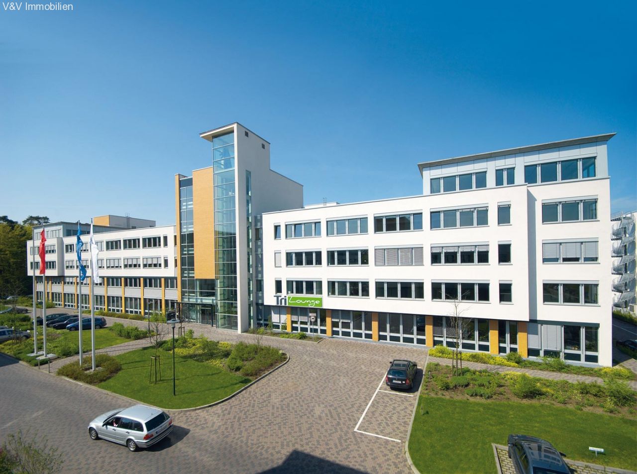 Modernes Büroensemble mit begrünten Außenanlagen Modernes Büroensemble mit begrünten Außenanlagen