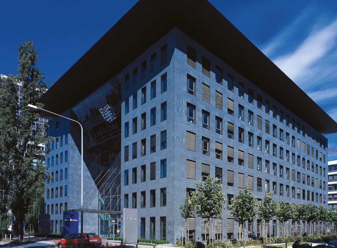 Repräsentatives Bürogebäude mit beeindruckendem Foyer Repräsentatives Bürogebäude mit beeindruckendem Foyer