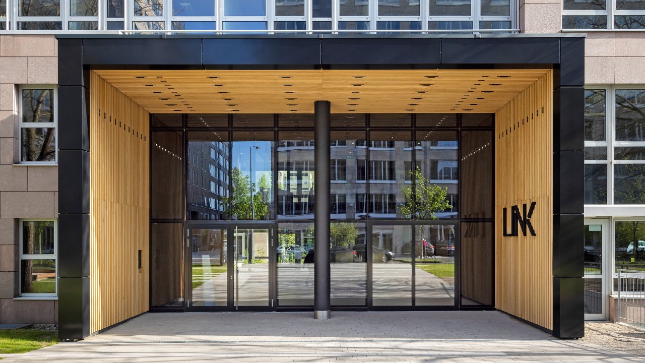 Modernisiertes Bürogebäude - Nachhaltig und effizient Modernisiertes Bürogebäude - Nachhaltig und effizient